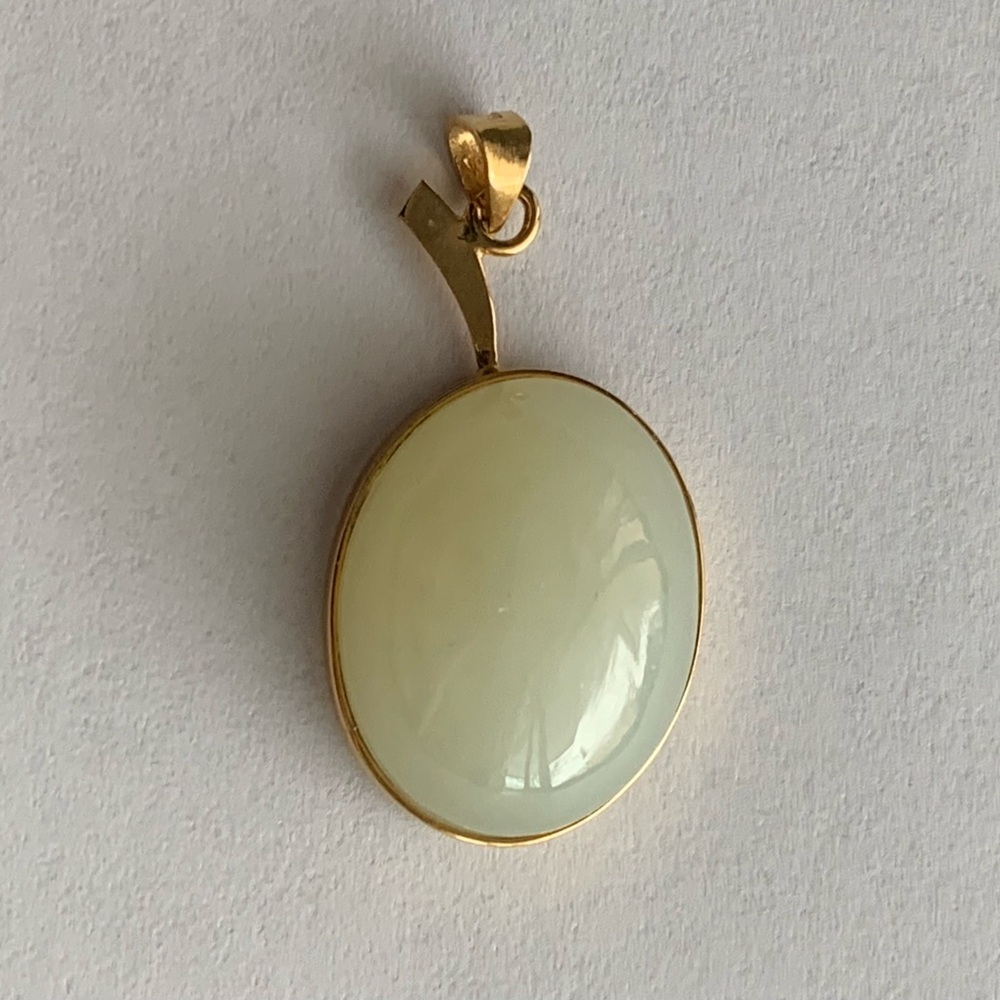 New vintage white jade peach pendant L Oval
